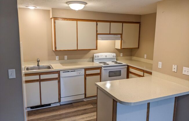 2 beds, 1 bath, 850 sqft, $1,325, Unit 43