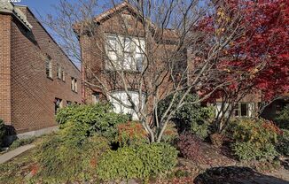 2 Bed 1.5 Bath End-unit townhome in the <3 of SE Hawthorne ~ Garage Parking and Hardwood Floors!