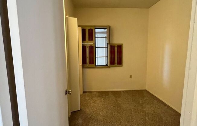 2 beds, 1 bath, $900