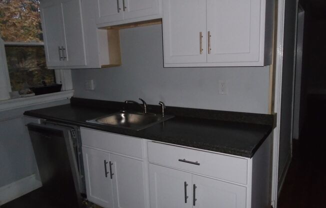 2 beds, 1 bath, $1,400, Unit 9