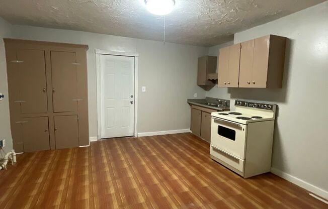 2 beds, 1 bath, $825, Unit 272