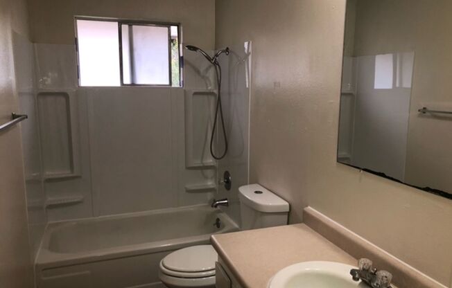 2 beds, 1 bath, 930 sqft, $1,300, Unit #12