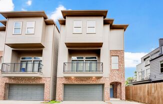 House with expansive rooftop deck overlooking Downtown!