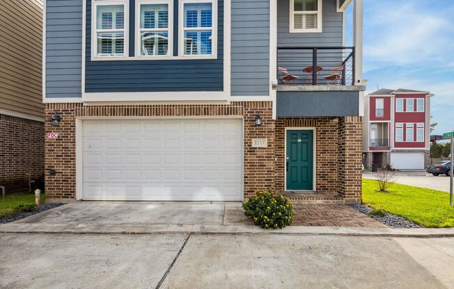 Luxury Three bedroom Corner Home!