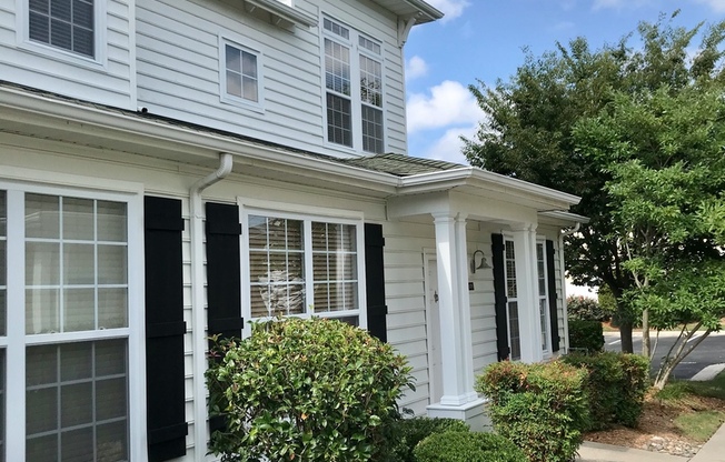 Beautiful townhouse style condo in Ridgely Manor!