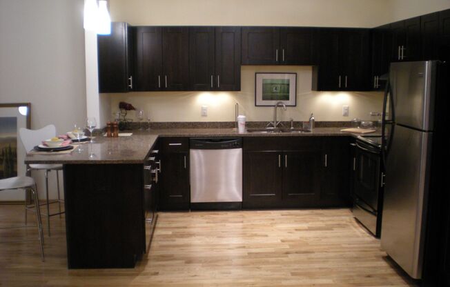 Studio, 1 bath, 980 sqft, $1,960, Unit 320