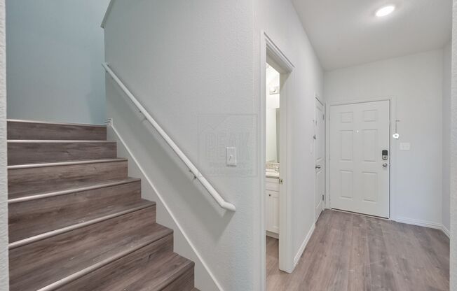 Chic Urban Living: Stylish 2BR Townhome with 15 Minutes from Downtown Fort Worth Stockyards!