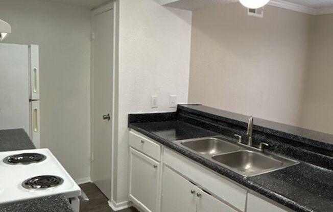 2 beds, 1 bath, 853 sqft, $1,425, Unit 433