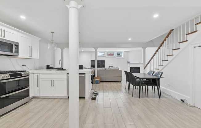 467 E 8 ST