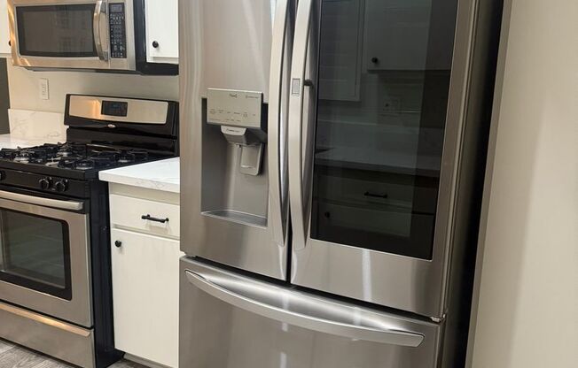 SPACIOUS AND BRIGHT 2+2 CONDO! CLOSE TO MAJOR FWYS AND VENUES! ONE MONTH FREE MOVE IN SPECIAL!
