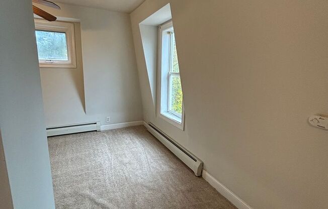 Studio, 1 bath, $875, Unit 10 Alpine Street #33