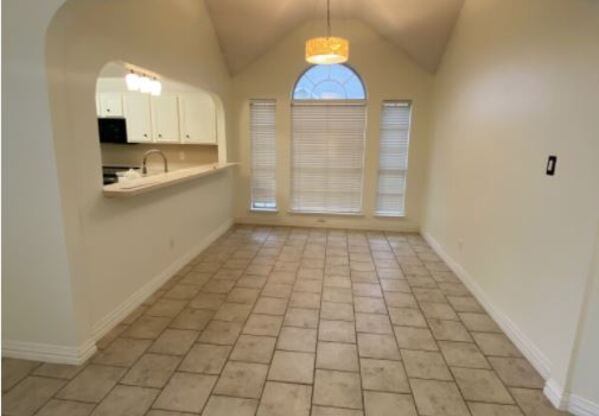 402 E LYNN CRK DR