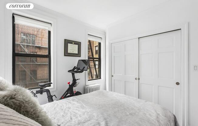 256 W 15 ST