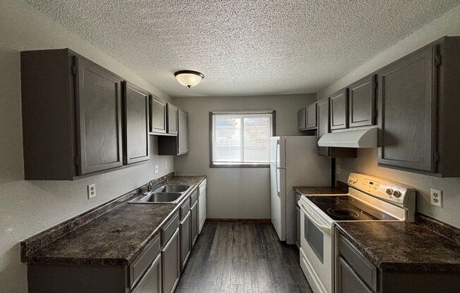 2 beds, 1 bath, $845, Unit 12