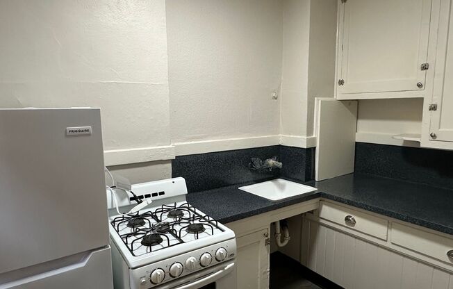 Studio, 1 bath, 330 sqft, $1,095, Unit 36