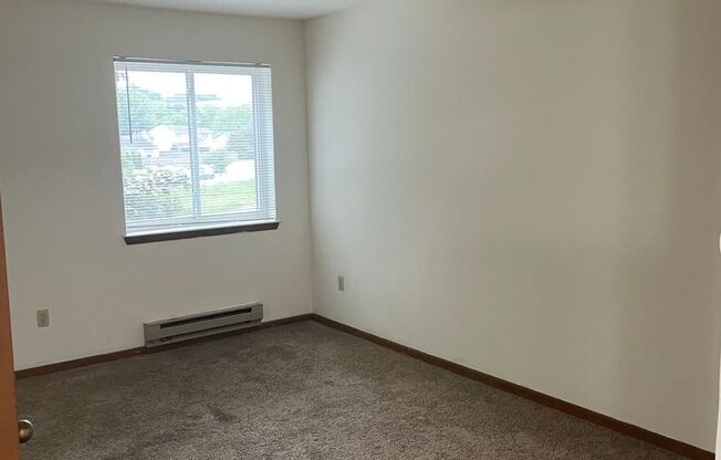 3 beds, 1 bath, 1,040 sqft, $1,695, Unit 3172-204