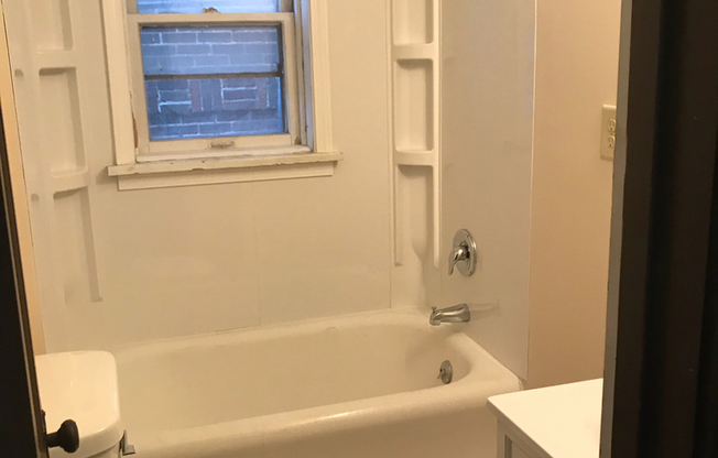 Studio, 1 bath, 400 sqft, $645, Unit 12