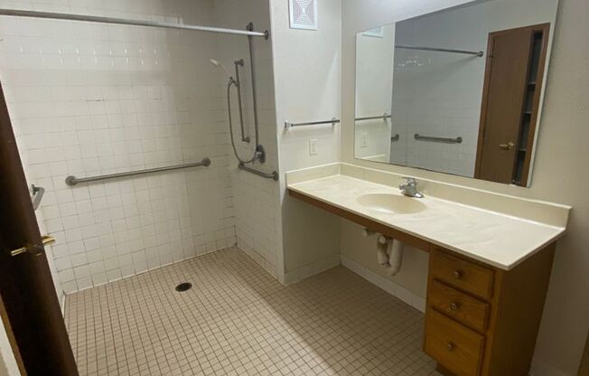 2 beds, 1 bath, $1,250, Unit 102