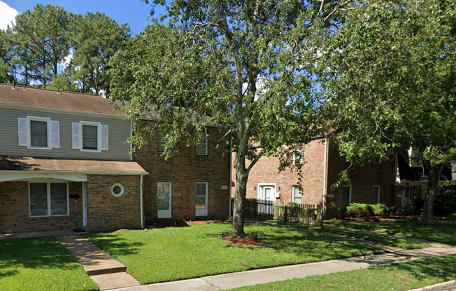 Charming Virginia Beach Townhouse: Comfort, Convenience, and Coastal Living Await!