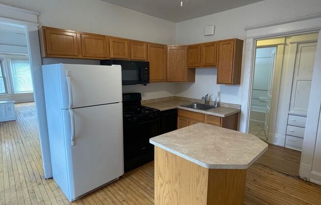 3 beds, 1 bath, 3 sqft, $1,795, Unit 122 E Lloyd (upper)