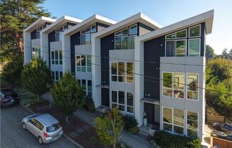 Spacious West Seattle Townhome With Rooftop Deck and Waterviews!!