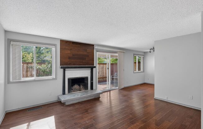 UTILITIES INCLUDED: Beautiful 3-Bedroom Townhome in Cross Creek Village