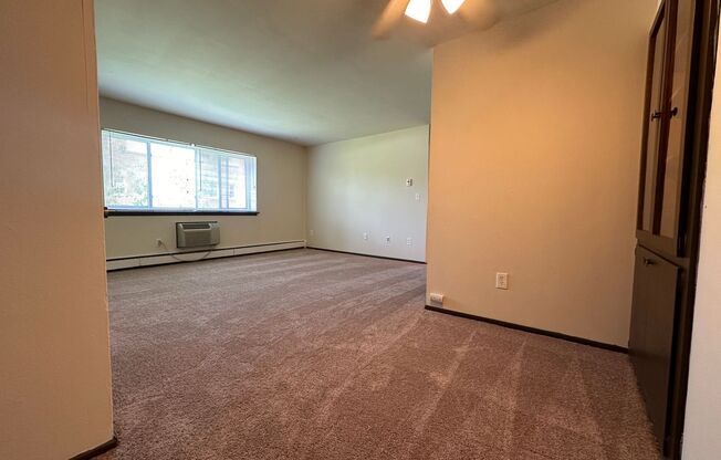 2 beds, 1 bath, $1,375, Unit 307