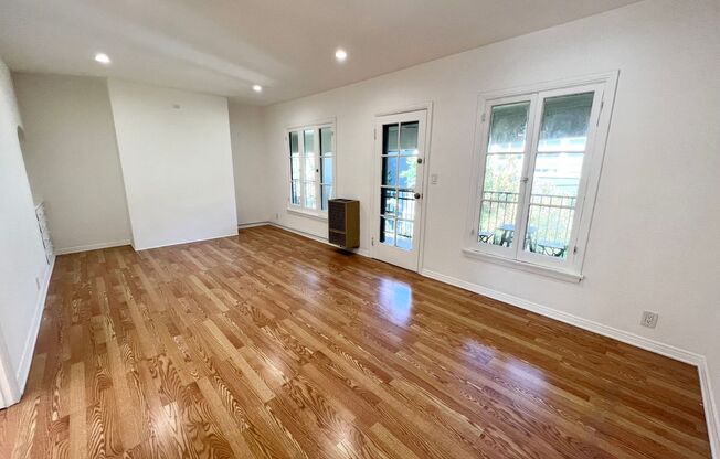 7956-7958 Norton Ave