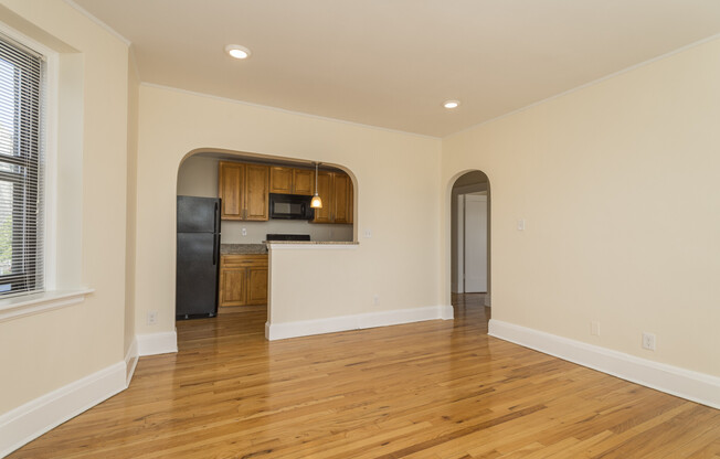 2 beds, 1 bath, 815 sqft, $3,400, Unit 32