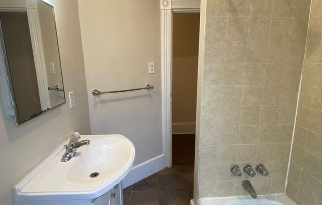 2 beds, 1 bath, $1,155, Unit Apt 3