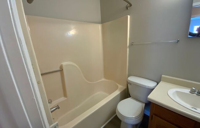 2 beds, 1.5 baths, $995, Unit 410C Leafmore Rd