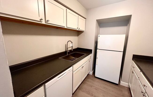 2 beds, 1 bath, $990, Unit 05