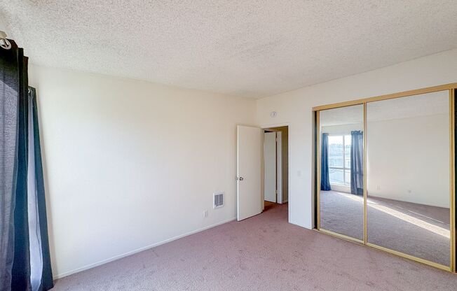 Sunny Spacious Upstairs Condo in Gated Bldg w/Pool by Highland Elementary School