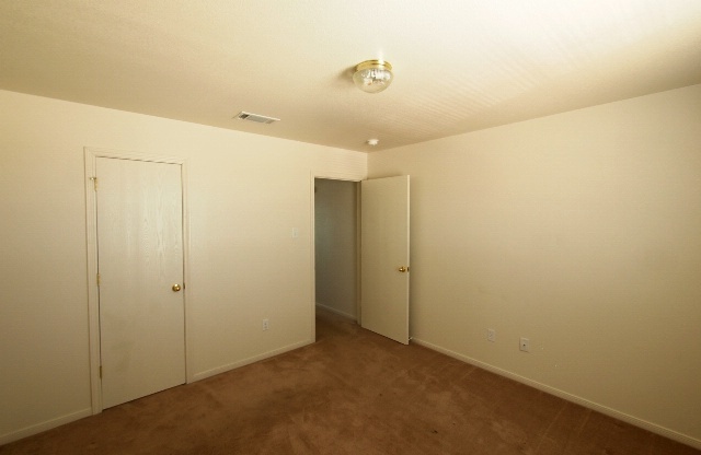 2 beds, 1 bath, 832 sqft, $850, Unit C