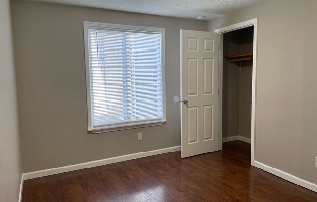 2 beds, 1 bath, 907 sqft, $1,400, Unit 1889B