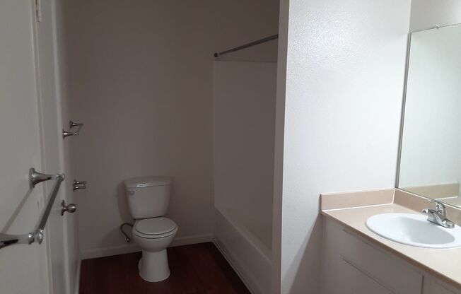 2 beds, 1 bath, 800 sqft, $2,100, Unit 52