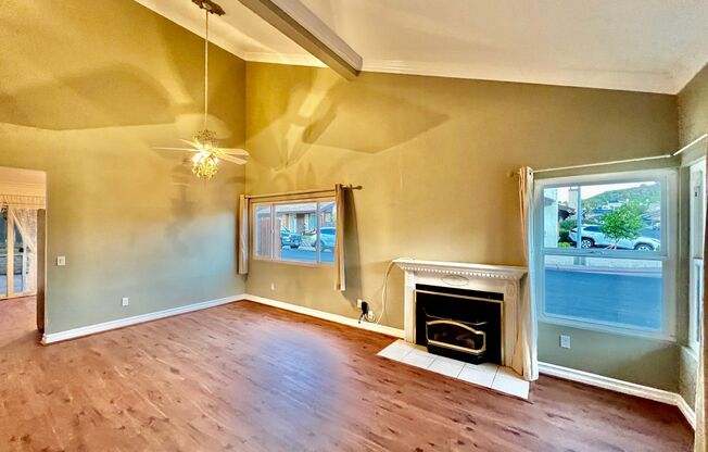 Beautiful 3B/2BA House with Washer/Dryer & Jacuzzi located in the heart of Poway! Move-in special available!