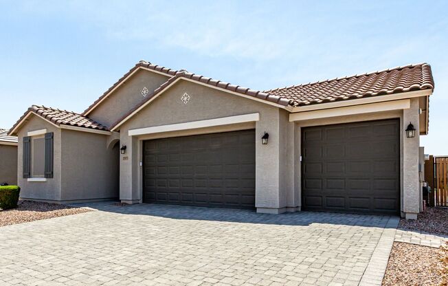 Beautiful move-in ready home in Goodyear!