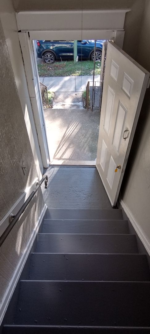 3 beds, 1 bath, $1,400, Unit 3