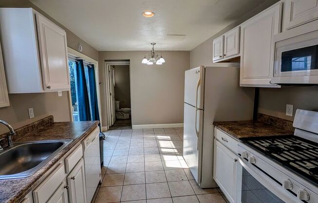 Southside Flats 3 bedroom! Central AC! Washer and Dryer Included! Available 8/21