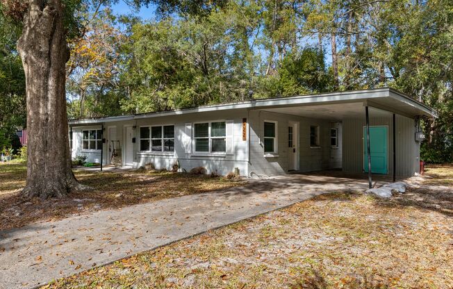 Remodeled 2 bedroom 1 bath duplex located near the Duckpond area