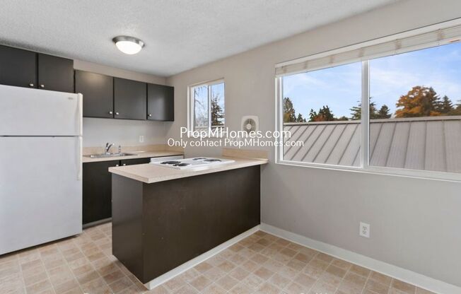 Beautiful Two Bedroom Apartment In Highly Sought Multnomah Village!