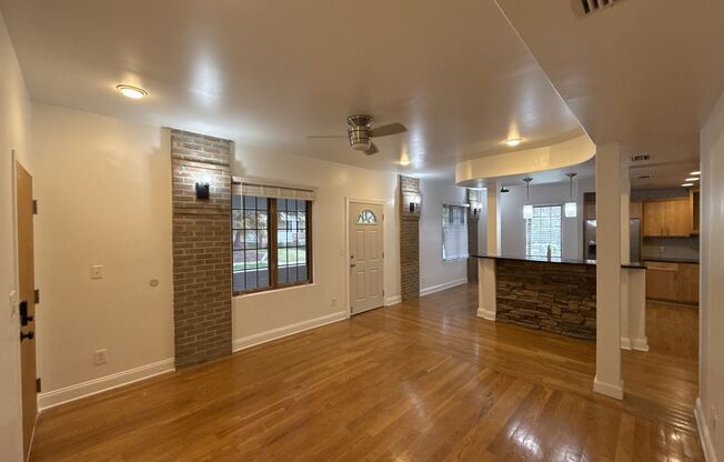 Charming Duplex close to Uptown!