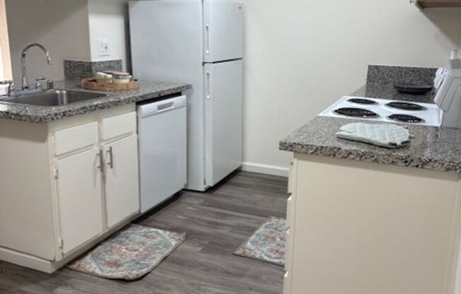 1 bed, 1 bath, 650 sqft, $1,320, Unit 12