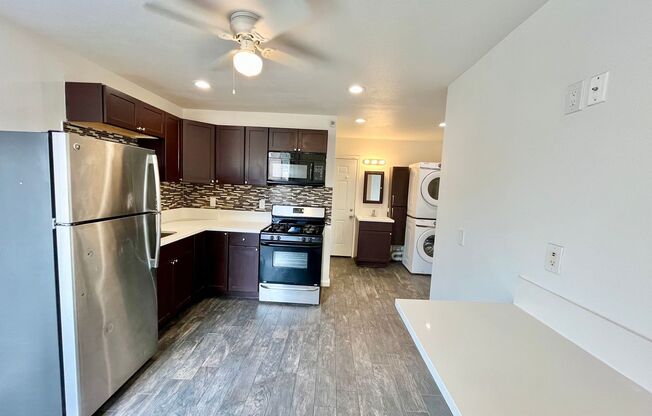 1bd + Bonus Room Casita with Washer/Dryer In Unit, A/C, and Private Fenced Patio!
