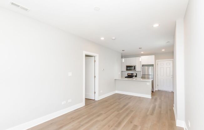 Beautiful Top Floor Pilsen 1 Bedroom
