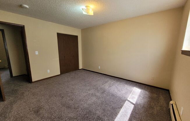 2 beds, 1 bath, $695, Unit 02