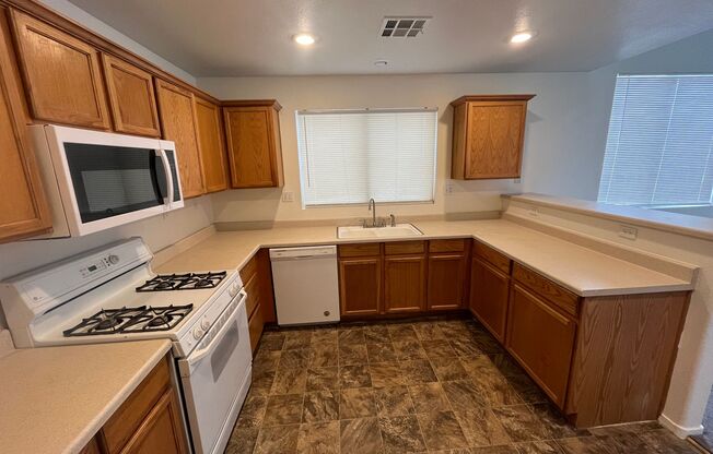 Charming Home in Gated Community: Fireplace, Breakfast Bar & More
