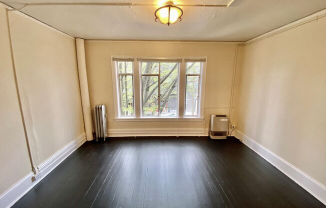 1 bed, 1 bath, 700 sqft, $2,250