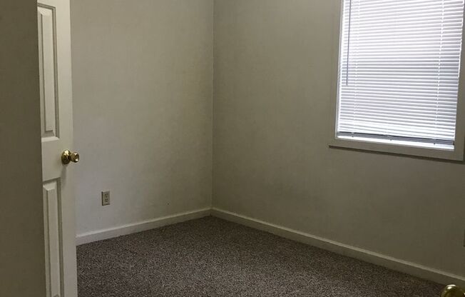 3 beds, 1 bath, $800